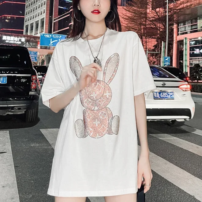 Embroidery A - Женская летняя повседневная футболка: футболка с